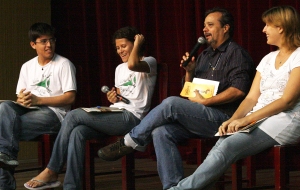 Marcelo, Camila, prof. Eduardo e Renata durante apresentação