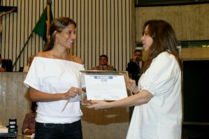 Luana recebendo prêmio em soleninade na Assembléia / foto: Paulo Rocha